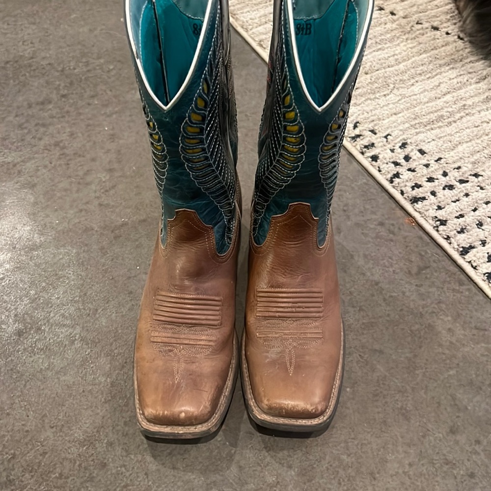 ARIAT square toe boots.